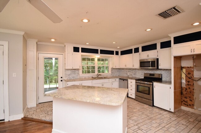 Building Photo - Cute 3 Bed 2 Bath with Hardwood Floors & G...