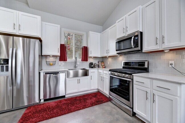 Building Photo - Contemporary, Urban Condo for Lease in Cen...