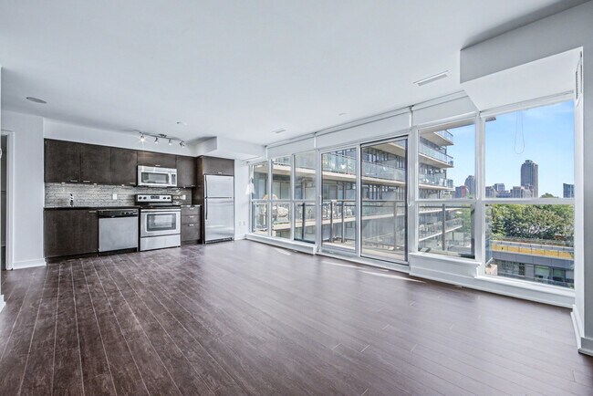 Photo du bâtiment - 775-775 King St W