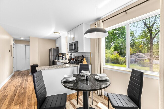 Foto del edificio - 18423 Sharon Ln