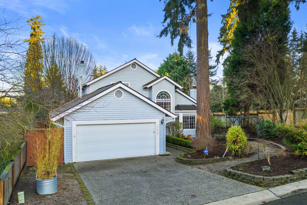 Foto principal - Beautiful 3 Bedroom Home in Bridle Trails