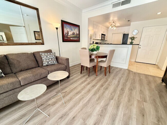 Foto del edificio - Meridian - Luxury STUDIO Condo w/ laminate Flooring. Pool View in Resort Style Community.