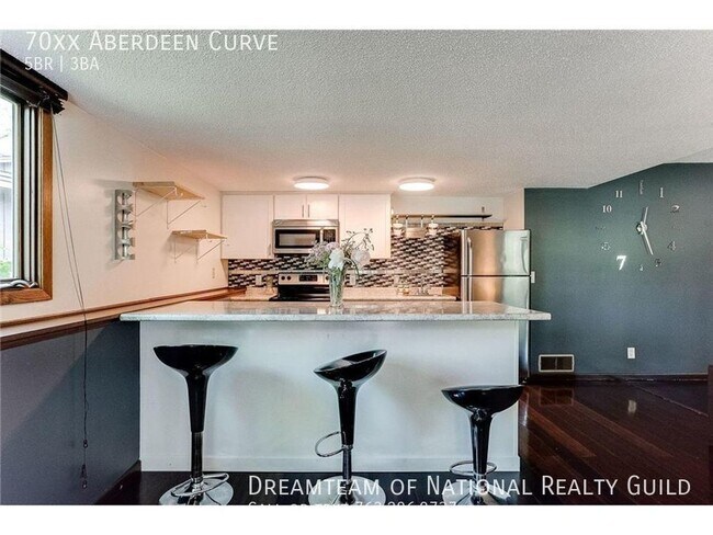 Building Photo - Rare 5 Bedroom House with Plenty of Open S...