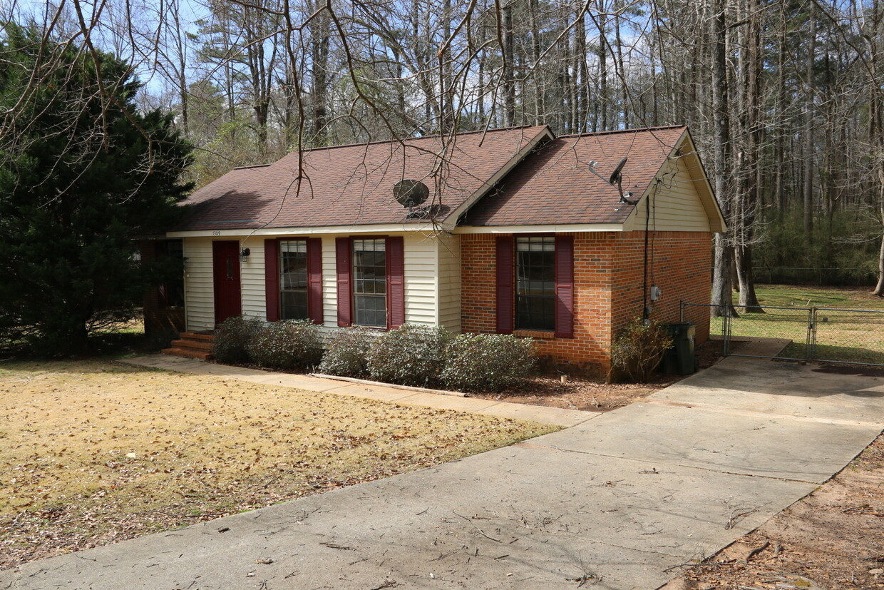 Foto principal - 3 Bedroom 2 Bath in Cary Woods S/D