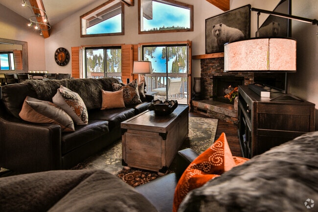 Living - 400 Fairview Blvd