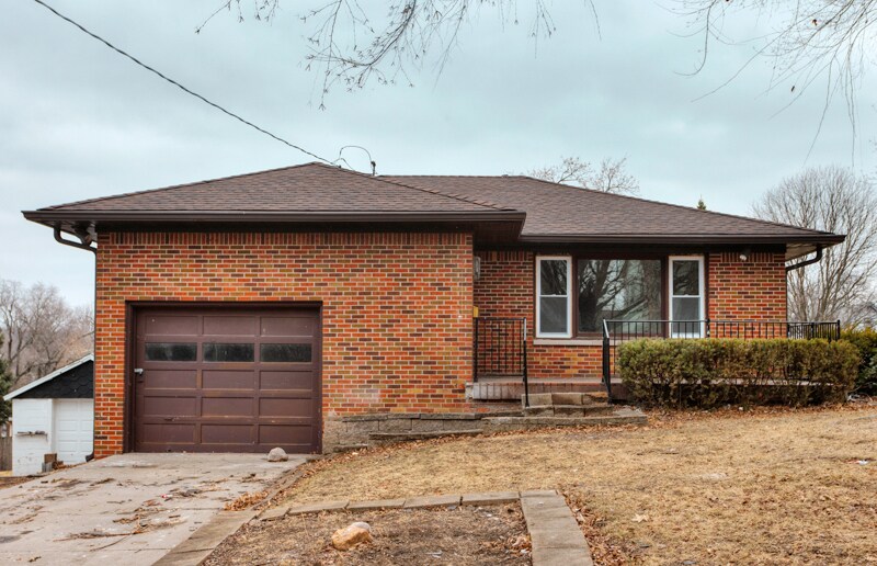 Primary Photo - Spacious 4 bedroom 2 bathroom home