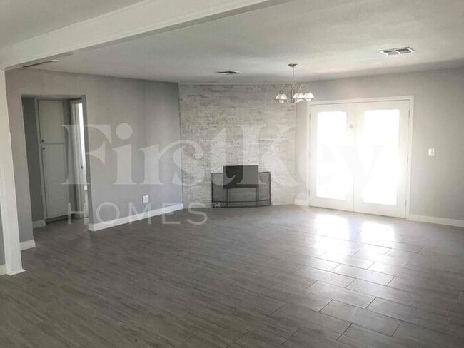 Building Photo - 4818 W Christy Dr