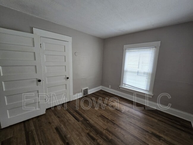 Building Photo - 408 1/2 Locust St