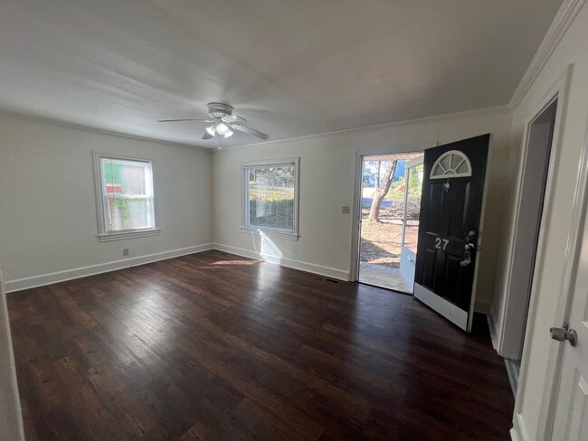 Building Photo - Charming 2 bedroom, 1 bathroom Home Located in the Desirable Greenville, SC Area!