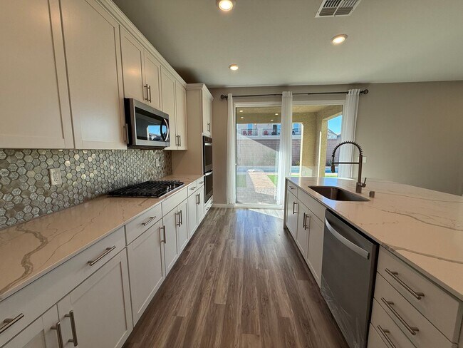 Building Photo - 5/BD 3.5/BA Spacious Modern Home with Luxu...