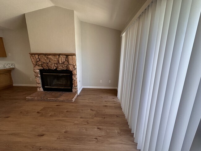 Foto del edificio - 49400 River Park Rd