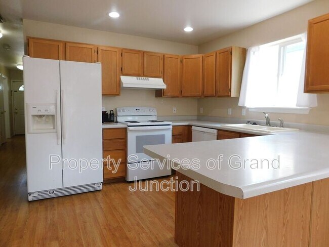 Building Photo - 493 Green Acres St