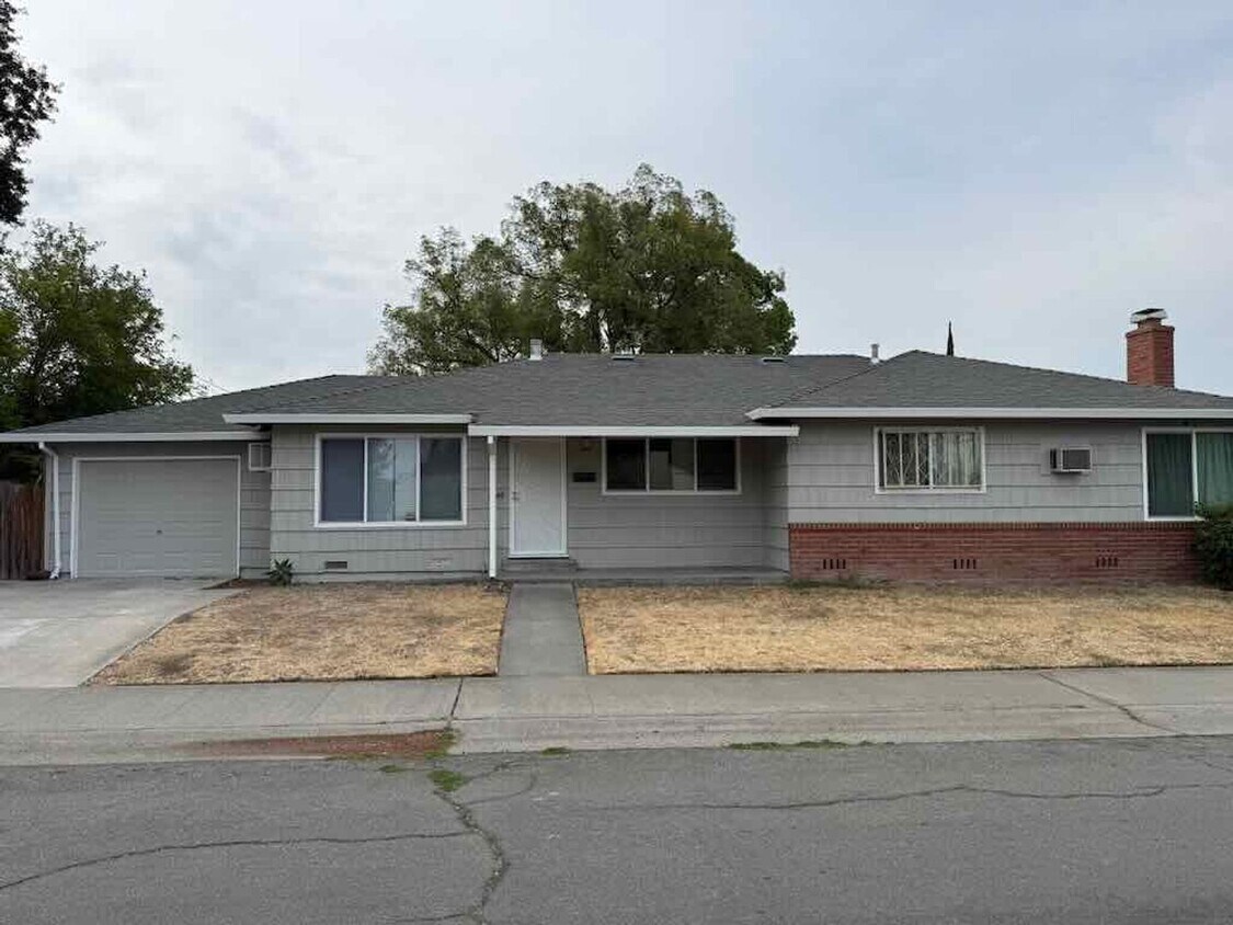 Foto principal - Updated 2 Bed/1 Bath 900 Sq.ft Duplex with...