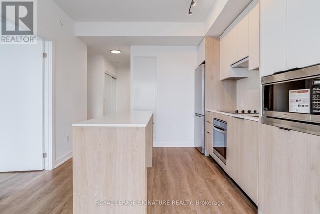 Building Photo - 1007 The Queensway