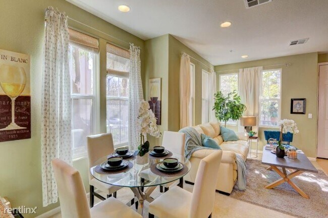 Foto del edificio - 3 br, 3 bath Townhome - 223 Curtis Avenue