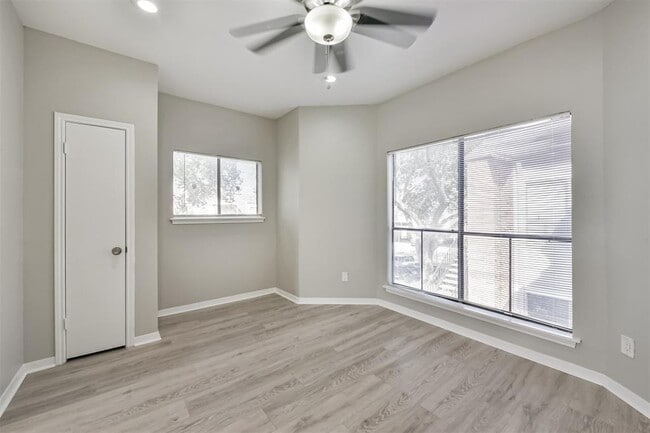 Building Photo - 10122 Waterstone Dr