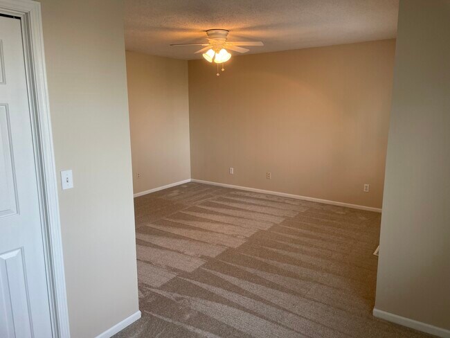 Foto del edificio - 811 Burr Oaks Dr