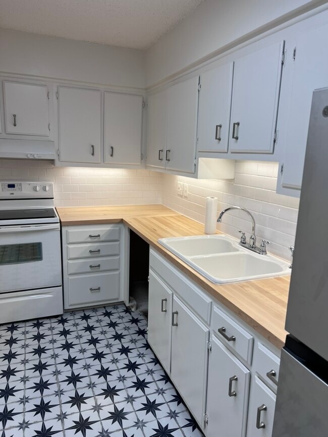 Photo - 515 Basswood Ave Apartment