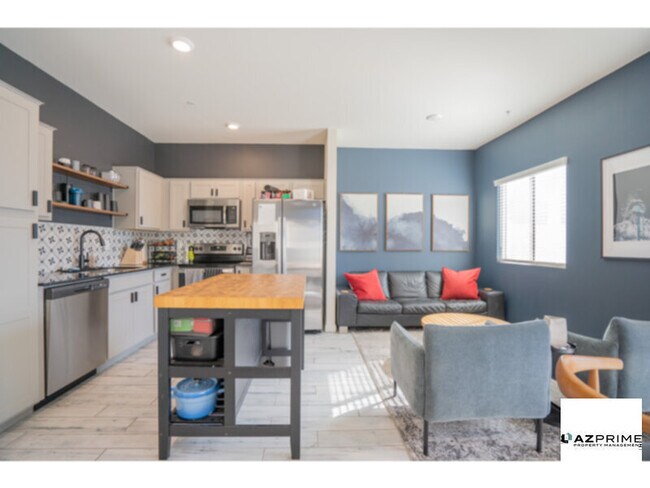 Building Photo - Upgraded 2/2.5 Phoenix Townhouse!