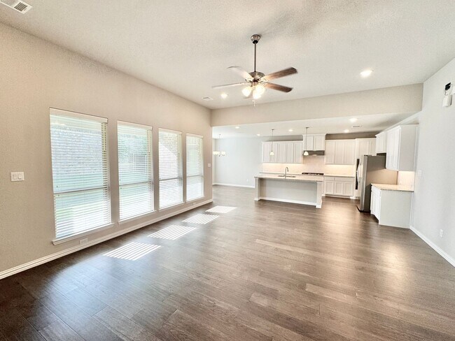 Building Photo - Pristine 4 Bed 3 Bath Home - Canyon Falls