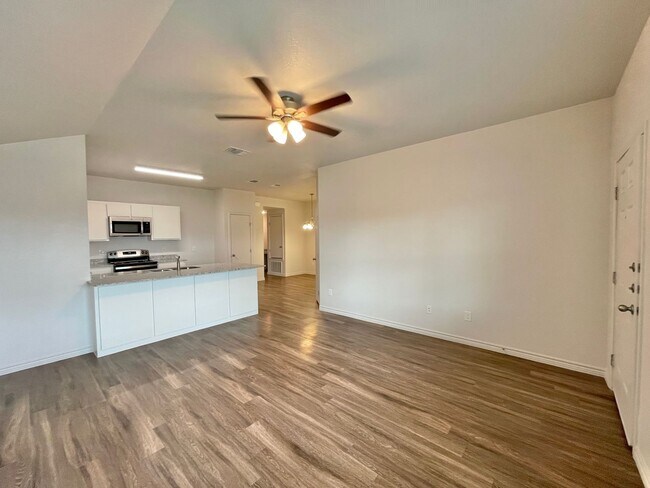 Building Photo - 1806 Clovis Dr
