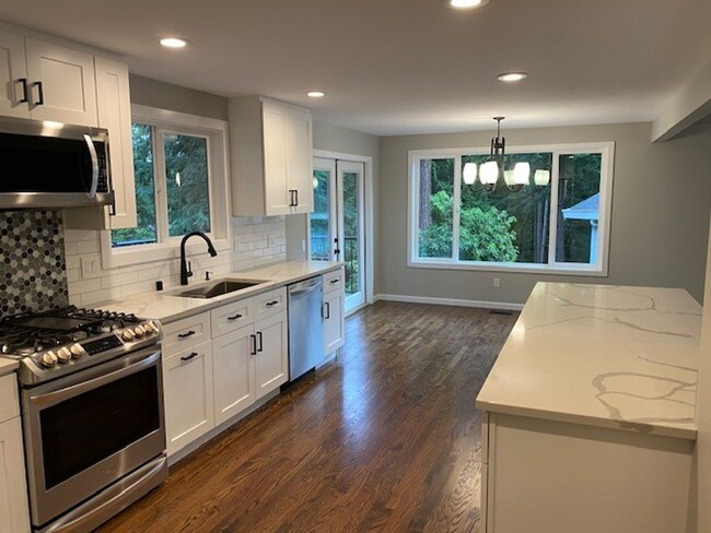 Building Photo - Gorgeous remodel with chefs kitchen, manic...