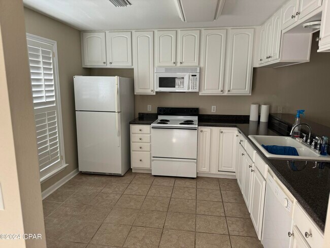 Building Photo - 44213 Leisure Lakes Dr