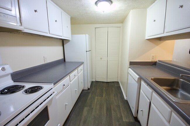 Building Photo - 120 Viking Ct