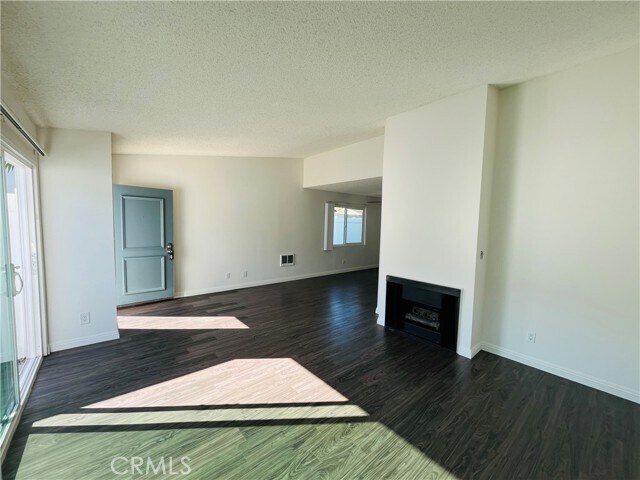 Foto del edificio - 25018 Eshelman Ave