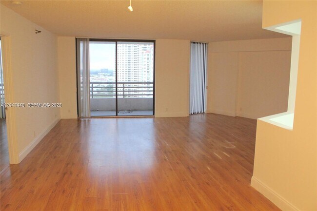 Foto del edificio - 3300 NE 191st St