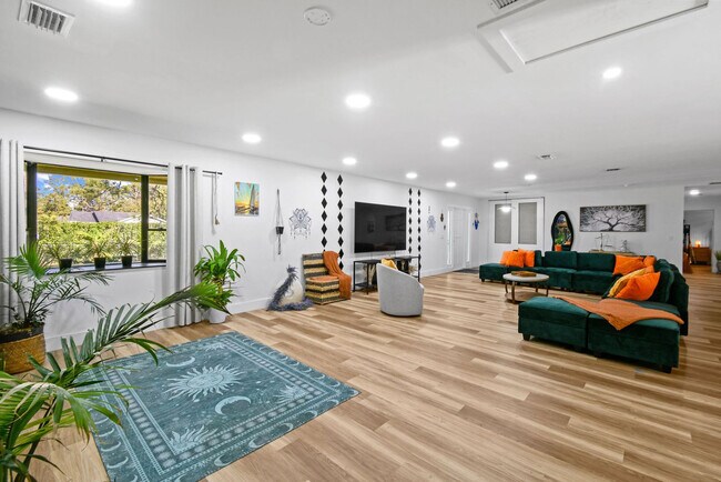 Building Photo - 13014 46th Ct N