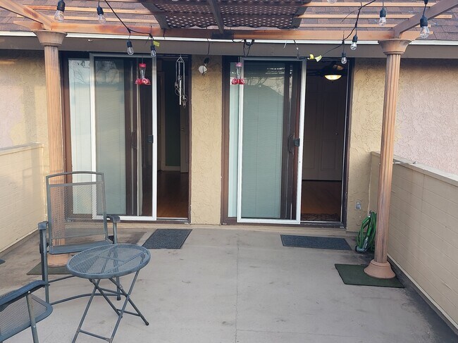 Foto del edificio - 927 S Downey Pl