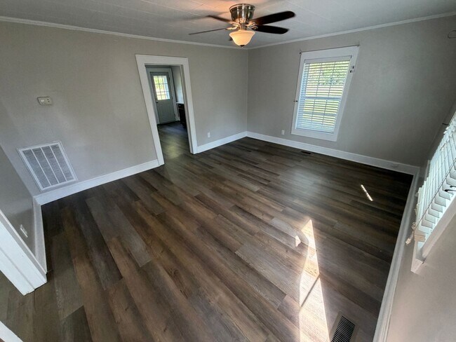 Foto del edificio - Updated 3BR Home with Office & Large Decks in Haw River