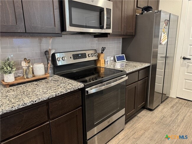 Building Photo - 611 Parkline Dr