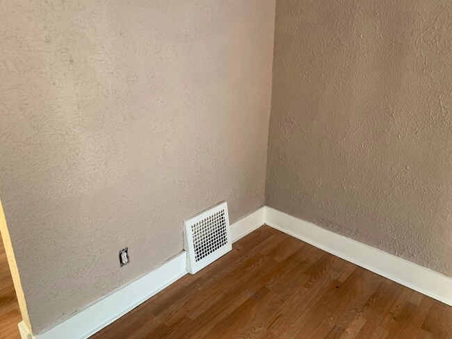 Building Photo - Single Family Home 4 Bedroom and 1.5 Bath For Rent