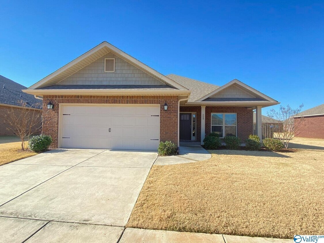 Primary Photo - 608 Willow Shoals Dr SW