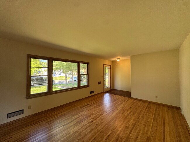Foto del edificio - Charming 3-Bed Oasis with Fireplace & Finished Basement in Richfield!