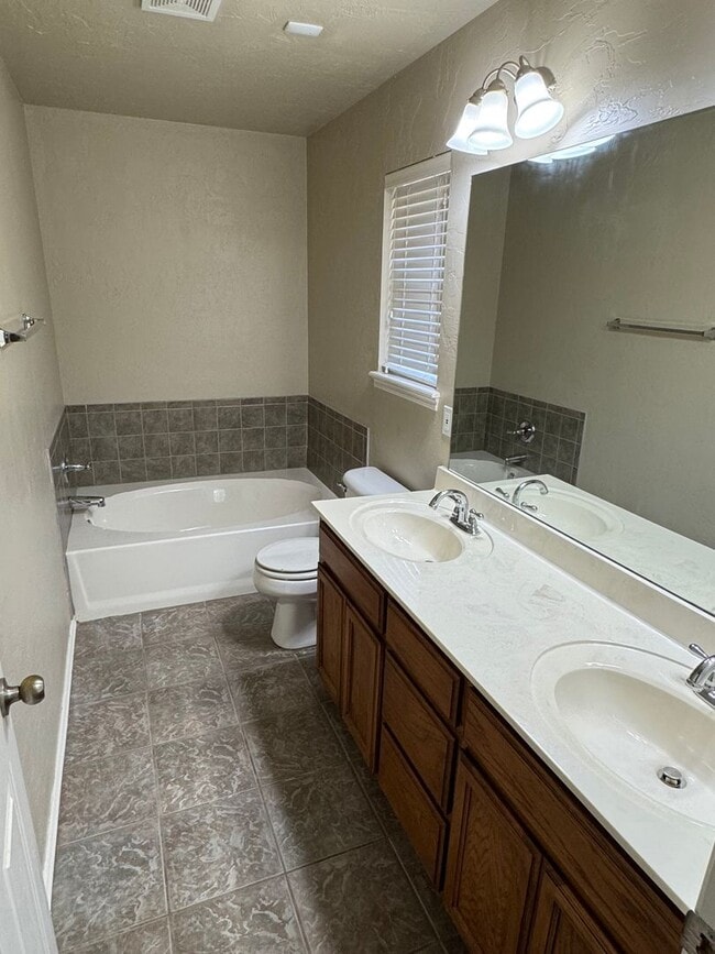 Building Photo - 3 bedroom 2 bath home close to campus