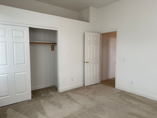 Foto del edificio - Beautiful 3 bed home with 3 car garage in Indian Hills behind Target