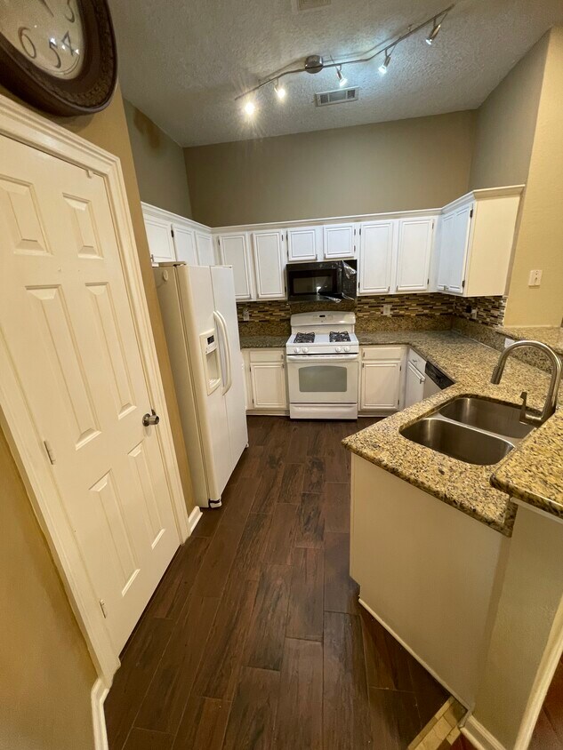 Foto principal - 2420 Creek Crossing Ct