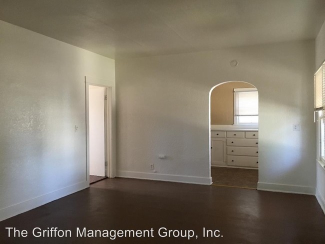 Building Photo - 233-241 S San Jacinto Ave