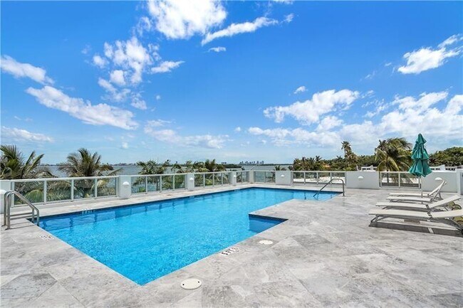 Foto del edificio - 720 NE 62nd St