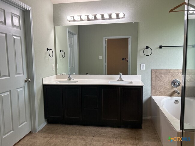 Building Photo - 6405 Clear Brook Dr