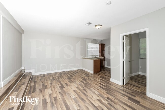 Building Photo - 611 Hewett Dr