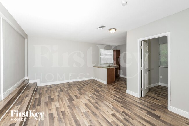 Foto del edificio - 611 Hewett Dr