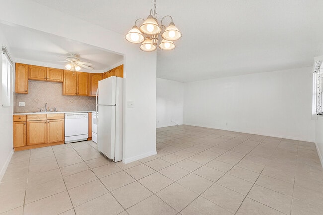 Building Photo - 541 Saxony Dr