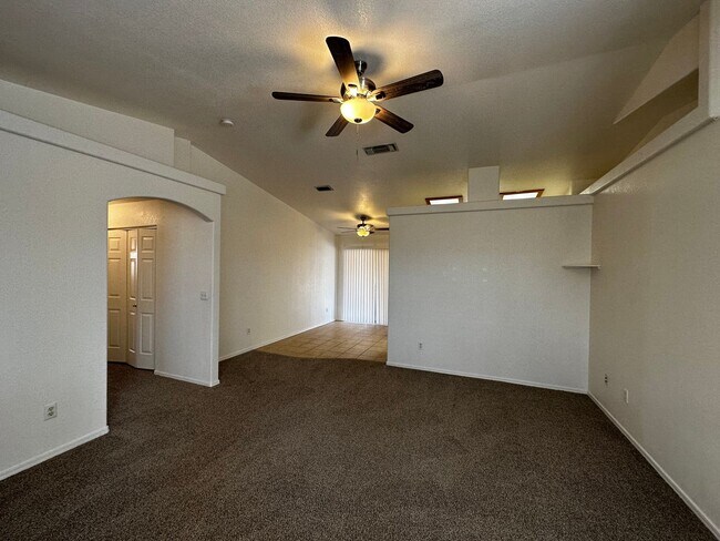 Building Photo - 3 Bedroom 2 Bathroom Home