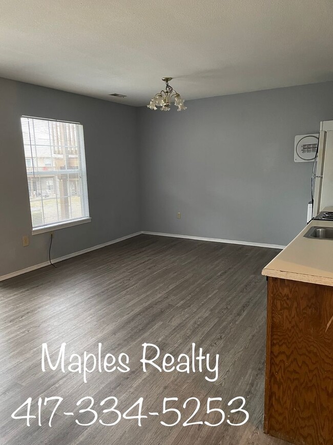 Building Photo - UNFURNISHED 1 bed/1 bath WALK-IN Condo