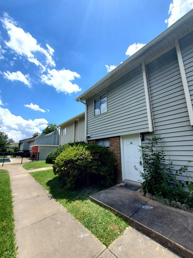 Foto del edificio - 6527 Old Shell Rd
