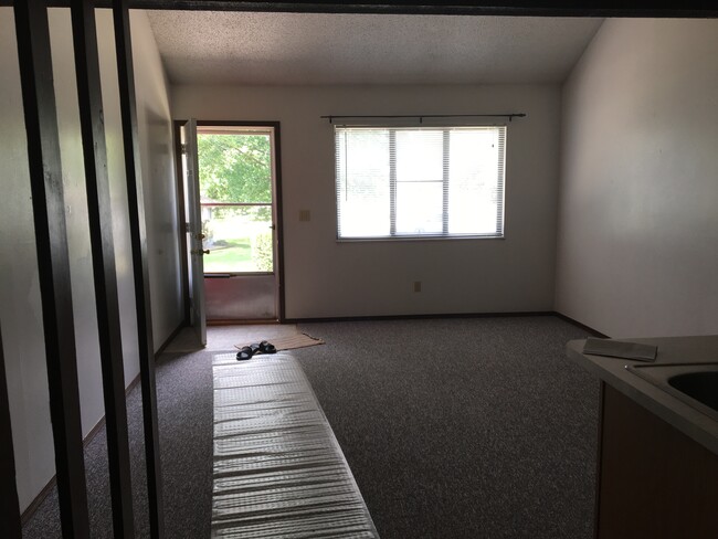 Building Photo - 803 Village Dr